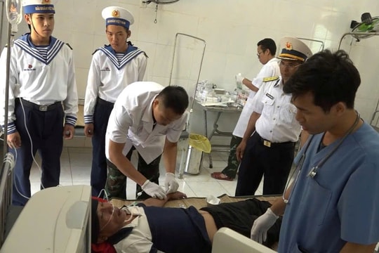 Cấp cứu kịp thời ngư dân bị giảm áp khi lặn sâu tại Trường Sa