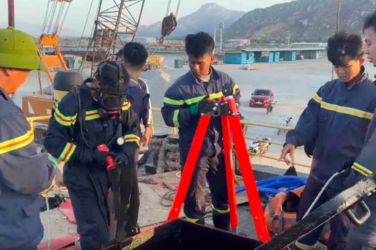 Ngạt khí trong hầm tàu hàng neo tại Cà Ná, 3 người tử vong