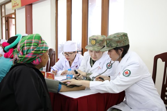 Khám, cấp thuốc miễn phí cho người dân Hoành Mô