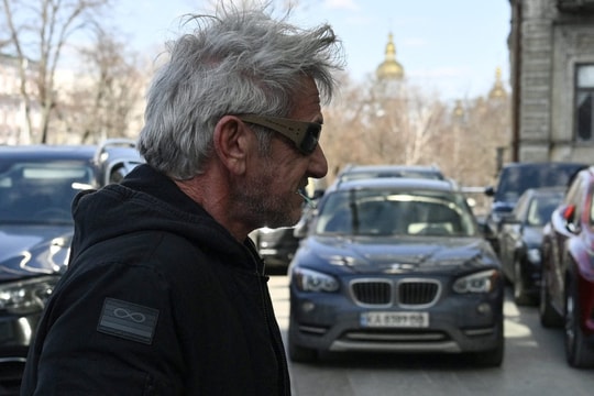 Giành Oscar thứ 3, Sean Penn vắng mặt tại lễ trao giải, xuất hiện ở Kyiv