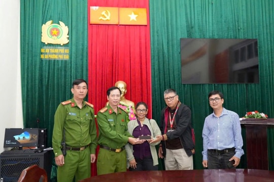 Công an Huế phá án cướp giật, thu hồi điện thoại cho du khách