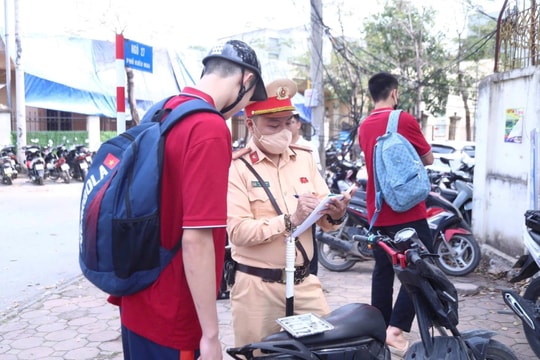 Hà Nội siết chặt xe đưa đón học sinh, xử lý nghiêm học sinh vi phạm