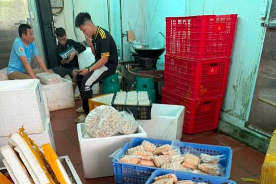 Đột kích cơ sở phù phép thực phẩm không rõ nguồn gốc ra thị trường