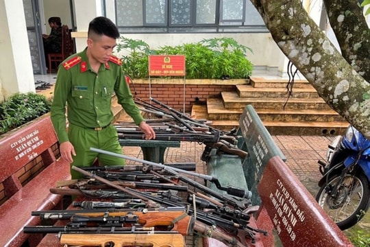 Người dân tự nguyện giao nộp nhiều vũ khí, vật liệu nổ, công cụ hỗ trợ