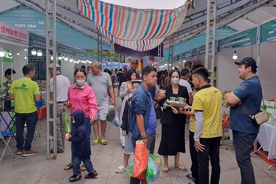 Hải Phòng tặng quà cho hàng nghìn công nhân khó khăn