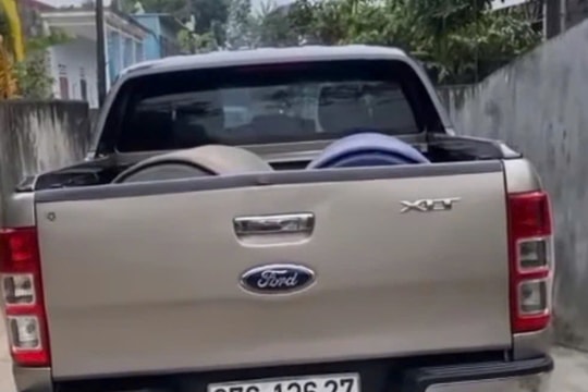 Công an vào cuộc xác minh vụ tài xế đỗ ô tô chắn đường tại Nghệ An