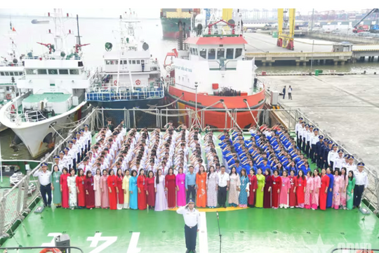 Tiết học đặc biệt của học sinh Quảng Ninh tại Vùng Cảnh sát biển 1