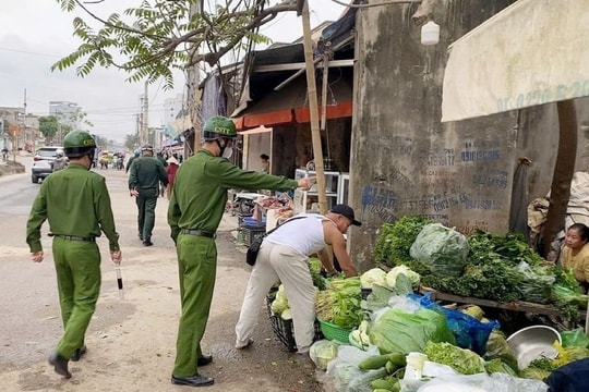 Ra quân xử lý lấn chiếm vỉa hè, lòng đường bán hàng