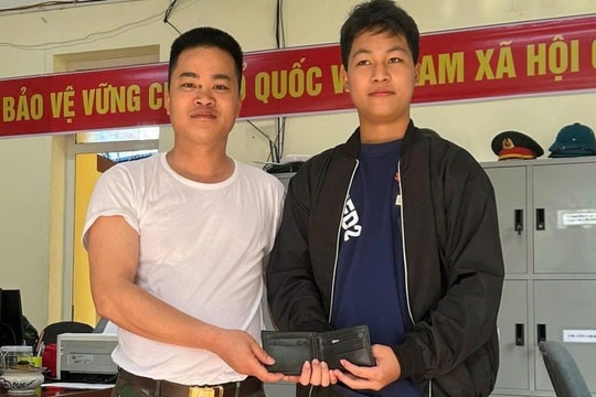 Học sinh lớp 10 trả lại ví cho người đánh rơi