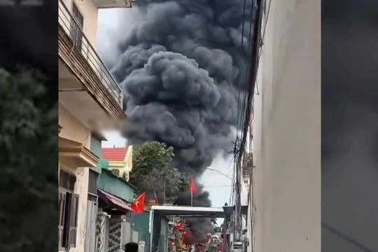 Cháy lớn tiệm kinh doanh xốp, cột khói cao hàng chục mét