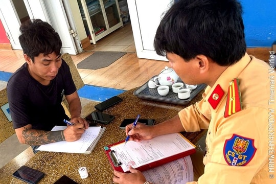 Xử lý tài xế chở rác vượt ẩu trên Quốc lộ 217