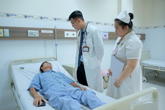 Người đàn ông “ho ra máu sét đánh"