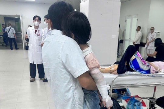 CSGT Hà Nội mở đường, đưa bé 6 tuổi đi cấp cứu kịp thời