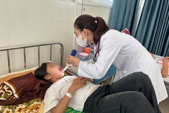 Lấy mẫu xét nghiệm vụ nghi ngộ độc thực phẩm sau khi ăn bánh mì tại Quảng Ngãi