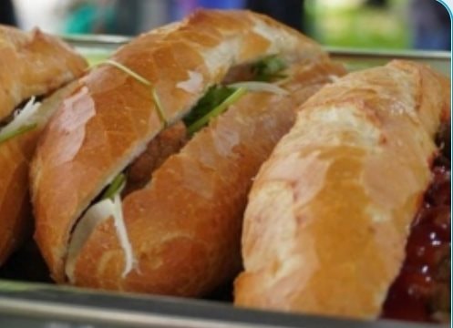 Nhiều người nhập viện nghi do ngộ độc bánh mì