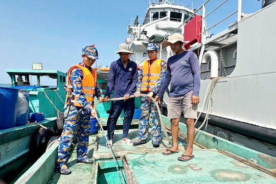 Vùng 5 Hải quân cấp nước ngọt miễn phí cho người dân đảo Hòn Chuối