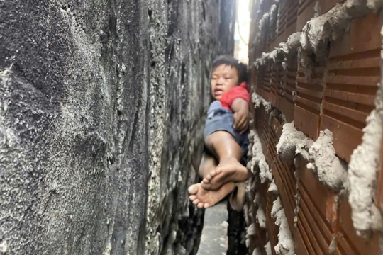 Cứu bé trai bị mắc kẹt giữa hai bức tường hẹp