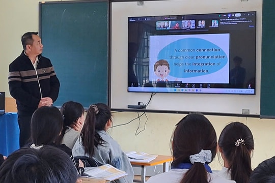 Lần đầu tiên học sinh vùng cao Cao Bằng học tiếng Anh với giáo viên bản ngữ