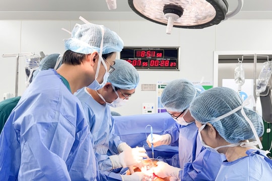 Bóc u xơ tử cung 12kg cho người phụ nữ
