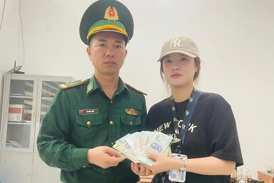 Cán bộ Đồn Biên phòng cửa khẩu Móng Cái giúp du khách tìm lại tài sản