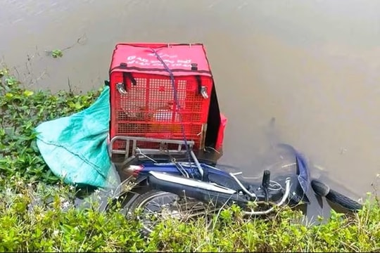 Phát hiện thi thể nam shipper dưới mương nước