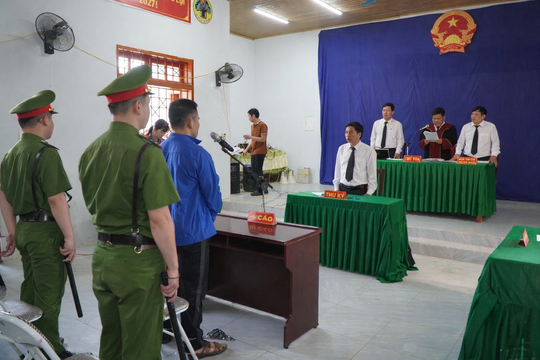 Lôi kéo người chưa thành niên dùng ma túy