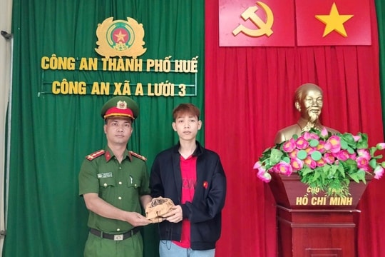 Người dân ở Huế giao nộp cá thể cù lần quý hiếm cho công an