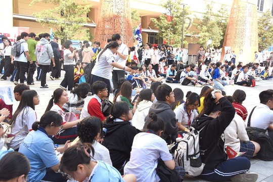 Hơn 5.000 học sinh định hướng tương lai giữa “cơn sóng” việc làm