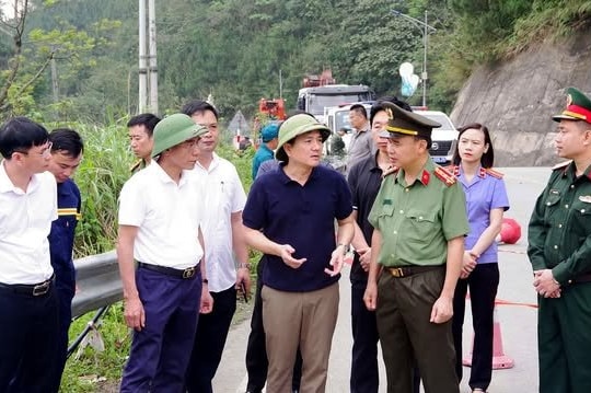 Phó Chủ tịch UBND tỉnh Phú Thọ Vũ Việt Văn trực tiếp chỉ đạo khắc phục hậu quả vụ tai nạn xe khách 29 chỗ