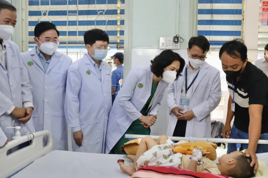 Bộ Y tế kiểm tra công tác điều trị bệnh tay chân miệng tại TP.Hồ Chí Minh