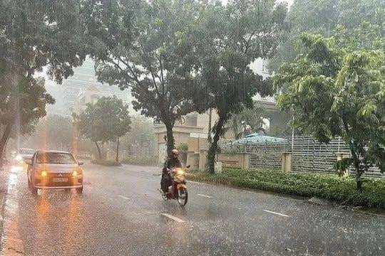 Thời tiết hôm nay 30/3: Miền Bắc dông lốc, Nam Bộ nắng nóng gay gắt