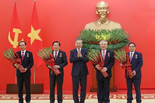 Tổng Bí thư Tô Lâm trao Huân chương Quân công hạng nhất và Huy hiệu Đảng tặng các đồng chí lãnh đạo, nguyên lãnh đạo