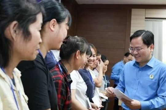 Chủ tịch Tổng Liên đoàn Lao động Việt Nam thăm, tặng quà công nhân Hà Nội