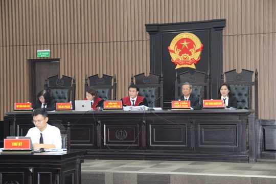 Chủ tọa nói gì về việc xét xử vắng mặt cựu Cục trưởng trong vụ hối lộ tại Bản Mồng?