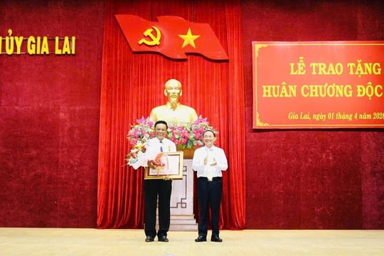 Trao Huân chương Độc lập cho nguyên Phó Bí thư Thường trực Tỉnh ủy Bình Định