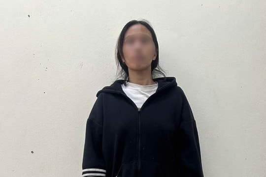 Kiểm tra hành chính, cô gái và 2 người đàn ông lộ “hàng cấm” được cất giấu