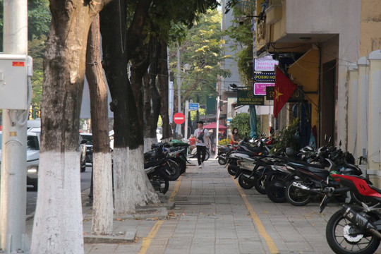 Đỗ xe trên vỉa hè, lắp bảng hiệu thế nào cho đúng quy định?