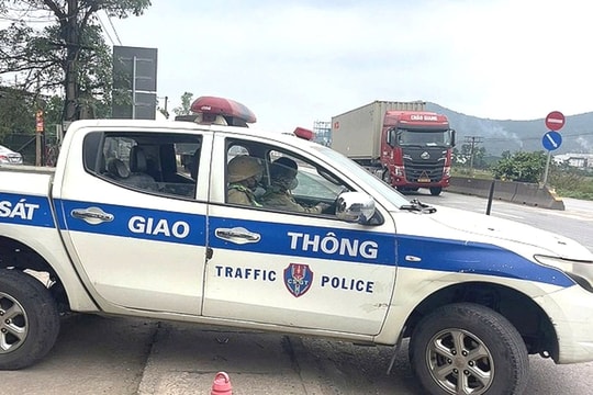 Cháu bé nguy kịch được CSGT mở đường đưa đi cấp cứu