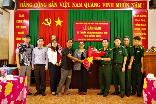 Bàn giao thuyền viên người nước ngoài gặp nạn