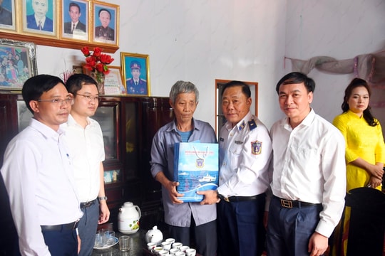 Vùng Cảnh sát biển 1 đồng hành với ngư dân tỉnh Ninh Bình