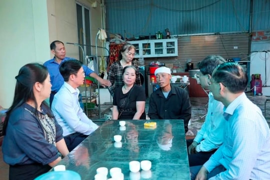 Thăm hỏi, hỗ trợ gia đình có 2 nạn nhân trong vụ lật bè mảng