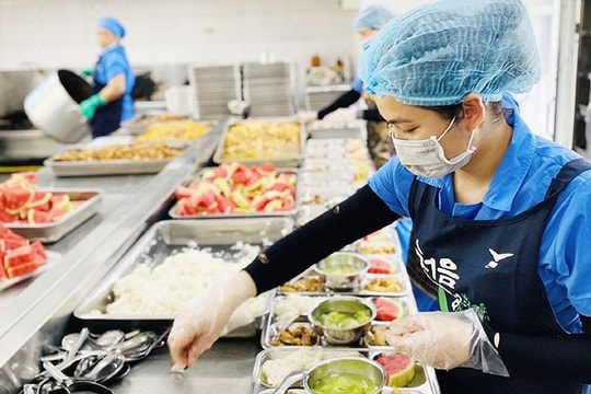 Hà Nội siết chặt quản lý an toàn thực phẩm tại các bếp ăn bán trú và thức ăn đường phố