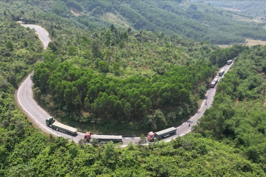 Huế siết xe đầu kéo trên QL49 để chặn nguy cơ tai nạn