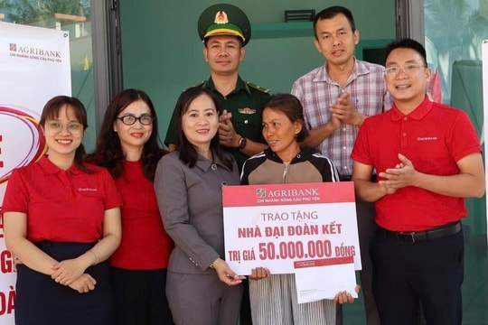 Bàn giao nhà “Đại đoàn kết” cho hộ nghèo