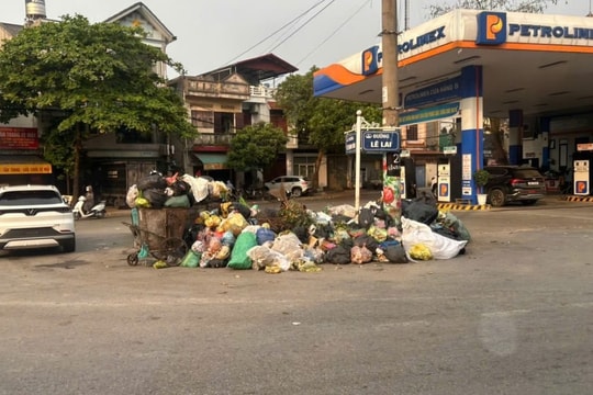 Rác thải sinh hoạt ùn ứ trên một số tuyến đường Thanh Hóa
