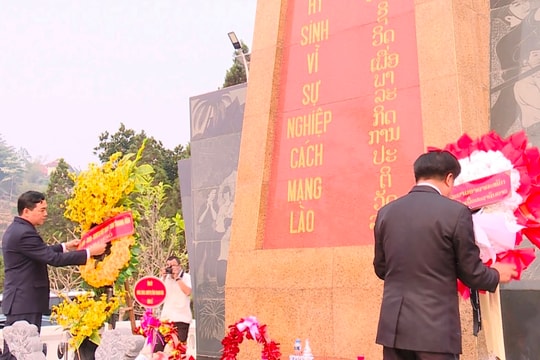 Đoàn đại biểu tỉnh Thanh Hóa dâng hương tưởng niệm các Anh hùng liệt sĩ tại tỉnh Hủa Phăn
