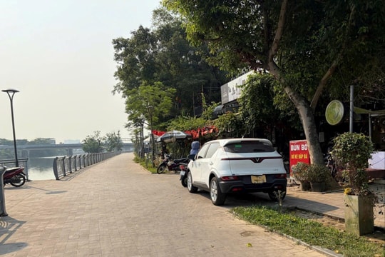 Đường đi bộ ven sông Như Ý bị xe cơ giới “chiếm dụng”