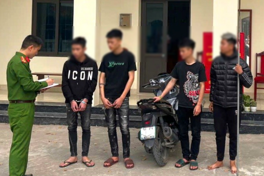 Khống chế 4 đối tượng chở nhau trên xe máy mang theo hung khí nguy hiểm