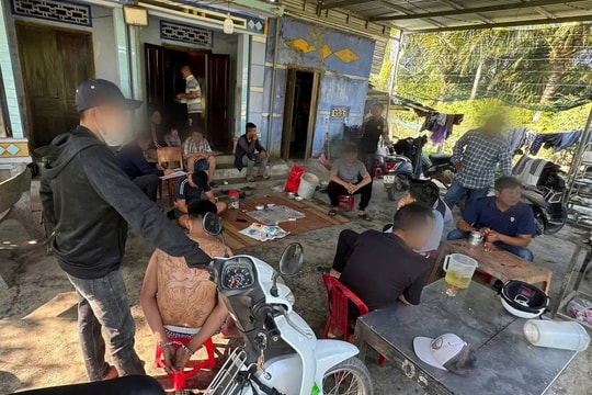 Triệt xóa tụ điểm đánh bạc, tạm giữ 15 đối tượng