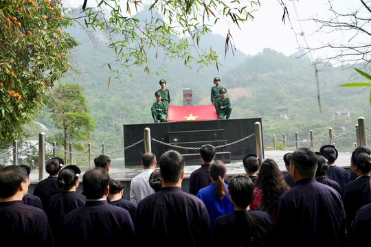 Thiêng liêng lễ chào cờ nơi địa đầu Tổ quốc